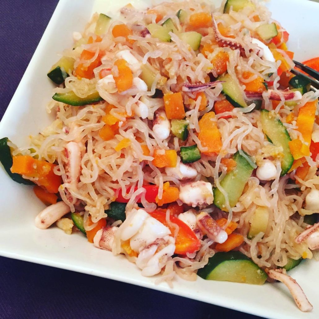 Warmer, süß-saurer Low Carb-Glasnudelsalat mit Oktopus