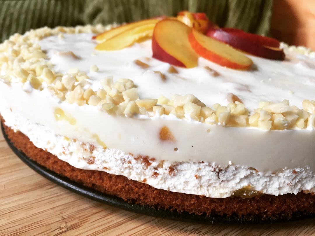 Sommerlich-leichte LowCarb Pfirsich-Joghurt-Torte mit Mandeln