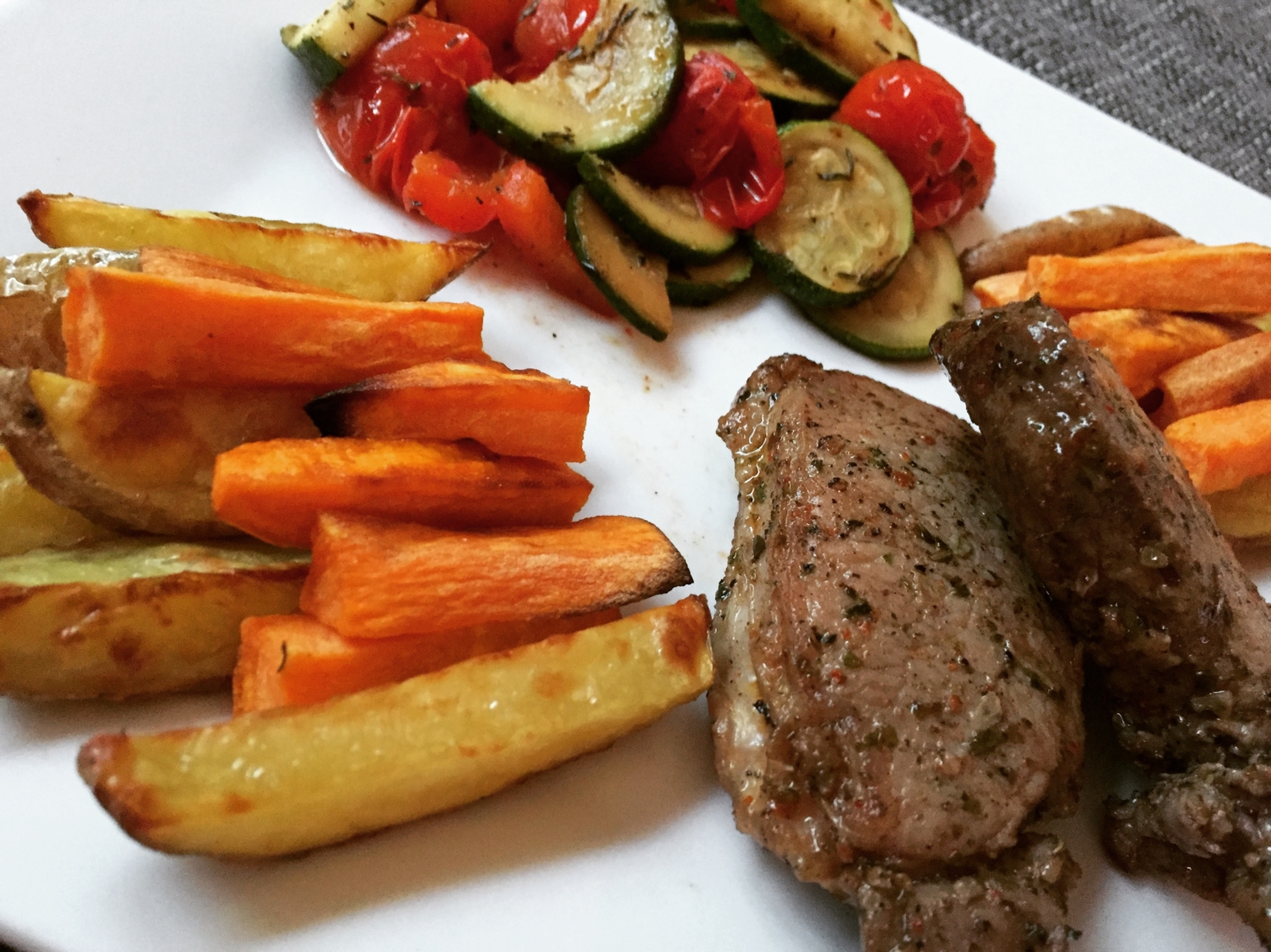 Steaks mit mediterranem Gemüse und zweierlei Pommes