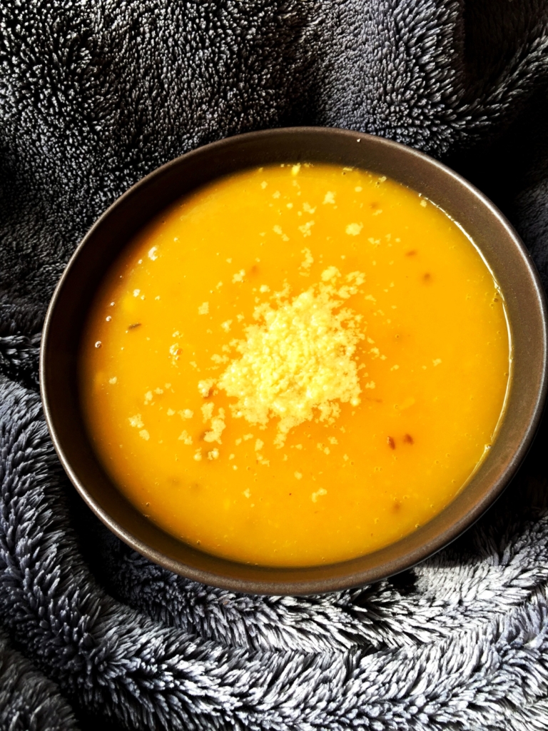 Kürbis-Karotten-Cremesuppe mit Ingwer - vegane Herbst-Power