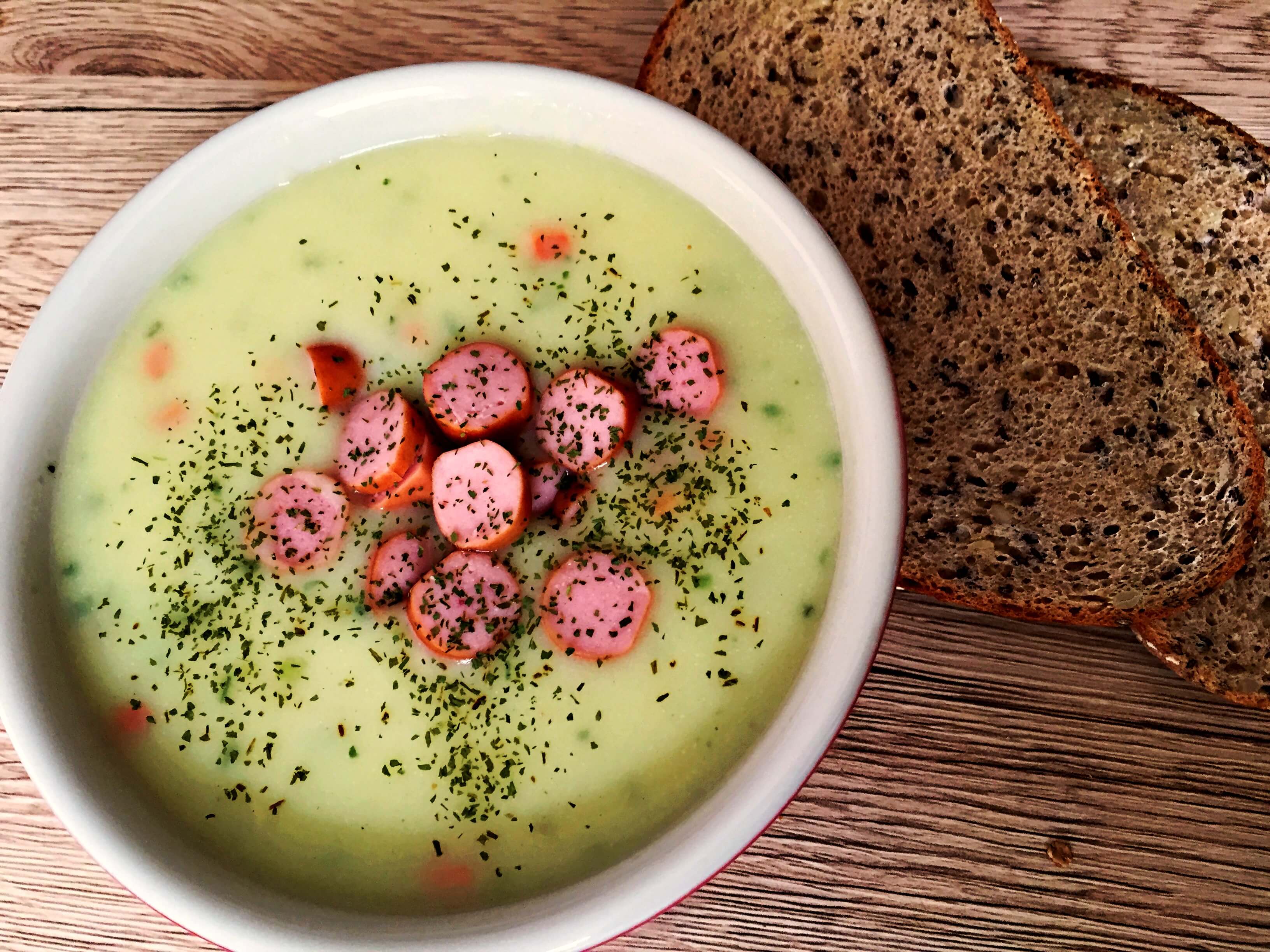 Kartoffel-Lauch-Suppe mit Tofu-Würstchen - macht wohlig warm und satt