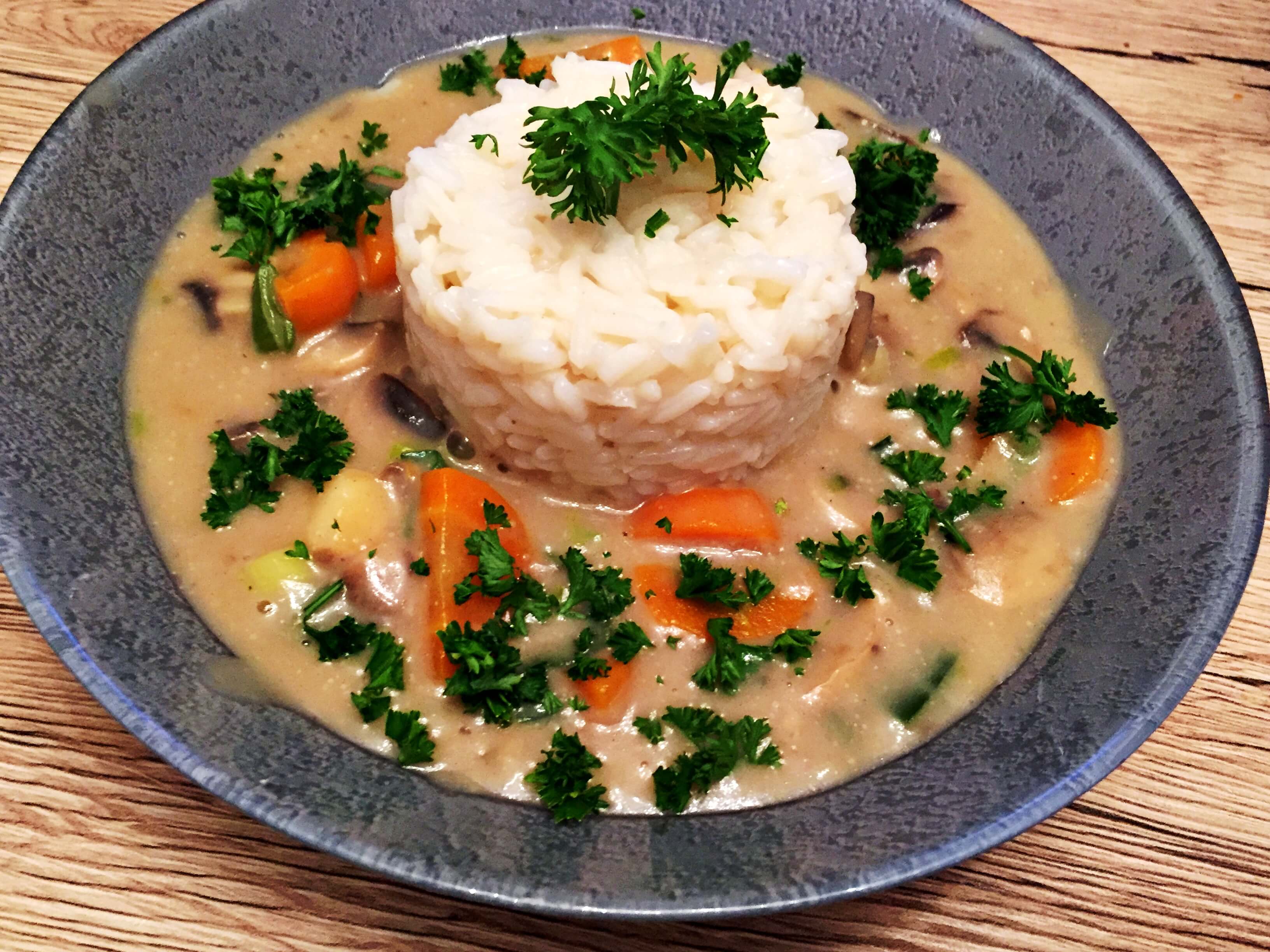 Vegane Gemüsefrikassee mit Reis - der Klassiker geht auch ohne Fleisch