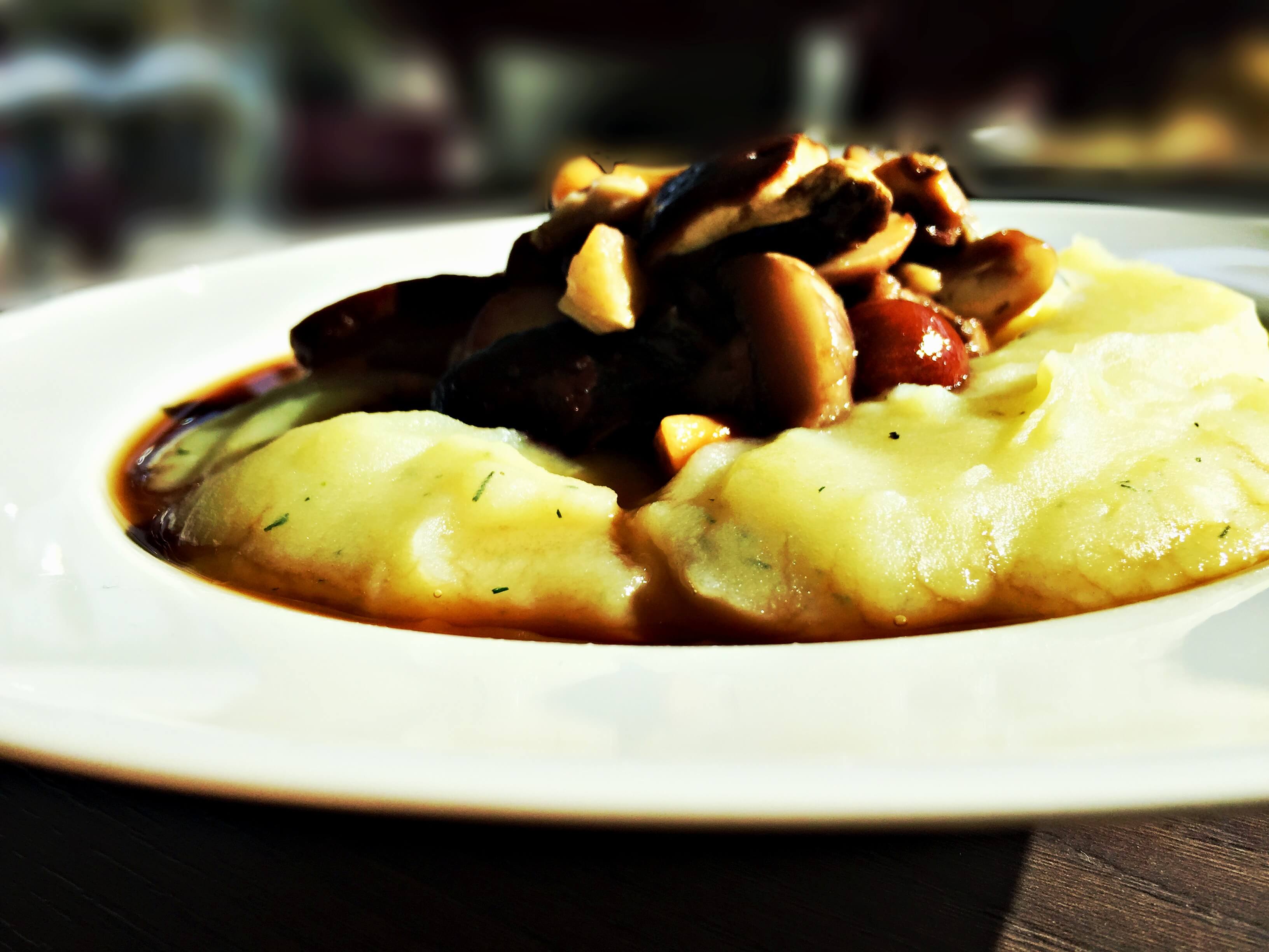 Pilzragout auf veganem Kartoffelpüree - klassische Herbstküche