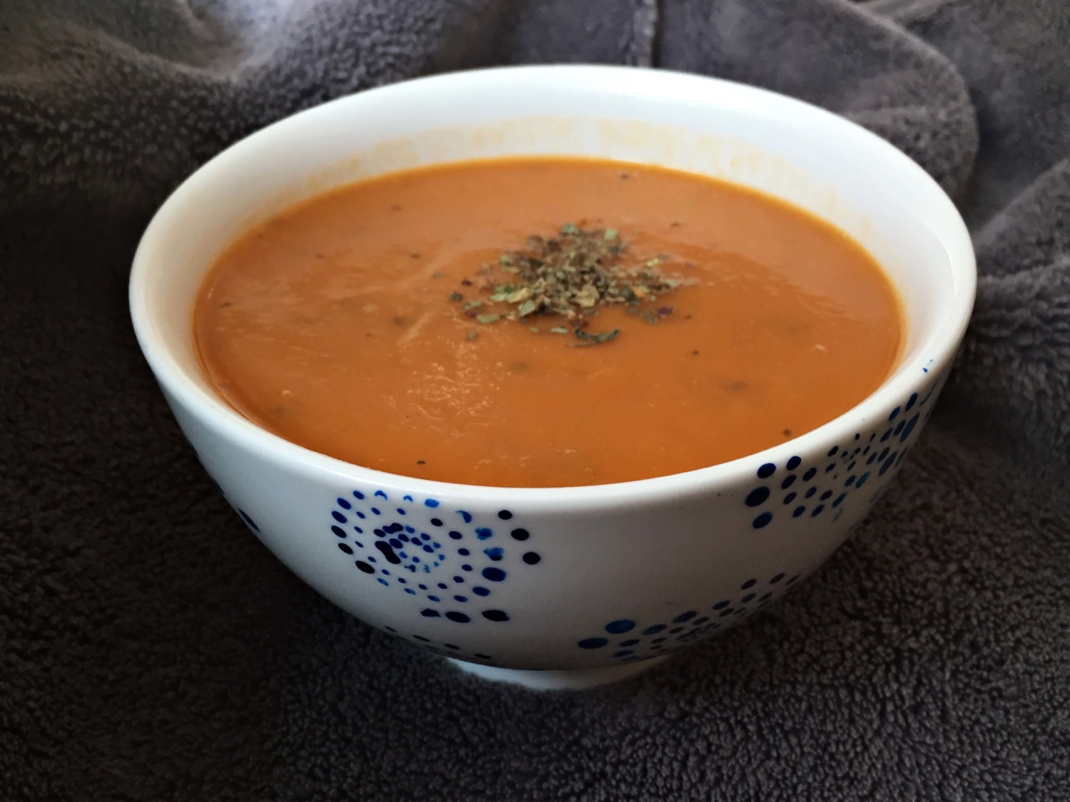 Karotten-Tomatensuppe mit Kräutern - mediterraner Flair zum Löffeln